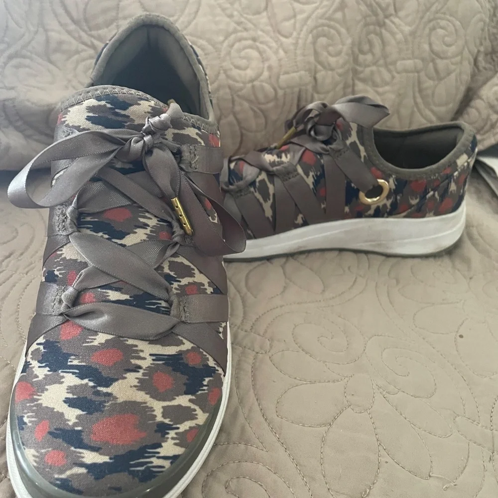 Bzees Inspire Slip On Sneakers Camo Animal Print Ribbon Accent 7M EUC - Picture 2 of 5